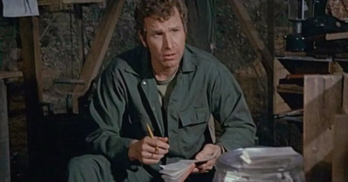 Photo of Wayne Rogers never actually signed his M*A*S*H contract