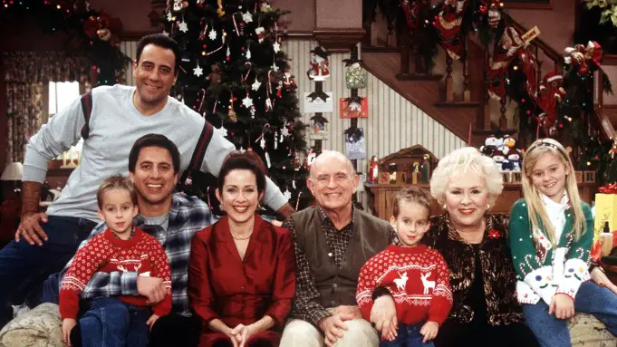 Photo of ‘Everybody Loves Raymond’ Cast Sets First-Ever Benefit Reunion To Honor Peter Boyle￼