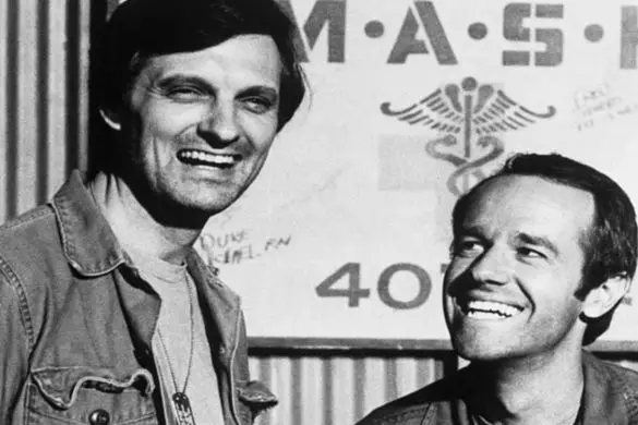 Photo of ‘M*A*S*H’ Star Alan Alda Once Dressed As a Mall Santa for a Duet With Carol Burnett