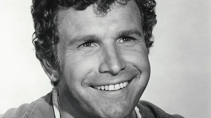 Photo of Alan Alda Pens Tribute to Late ‘M*A*S*H’ Co-Star Wayne Rogers