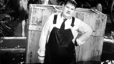Photo of “He who filters your good name steals trash”. Laurel and Hardy in Tit for Tat (1935)