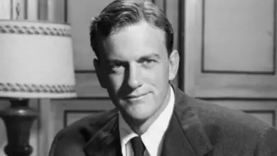 Photo of ‘Gunsmoke’ Star James Arness Set Record Straight on Whether He ‘Hated’ Breakout Role in 2005 Interview