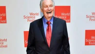 Photo of ‘M*A*S*H’ Icon Alan Alda Takes ‘Plunge’ Joining TikTok With Hilarious First Post