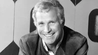 Photo of ‘M*A*S*H’ Star Mike Farrell Theorized on Why ‘Trapper John’ Actor Wayne Rogers Left Show