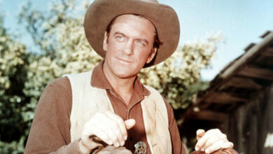 Photo of ‘Gunsmoke’ Icon James Arness Joins Johnny Carson Show for Hilarious Skit in 1955: Video