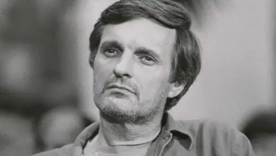 Photo of ‘M*A*S*H’: ‘Hawkeye’ Star Alan Alda Earned Insane Amount Per Week for the Show in 1980