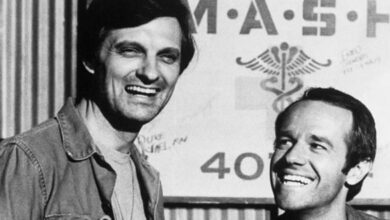 Photo of ‘M*A*S*H’ Actor Was Asked to Grow a Mustache Because He and Alan Alda’s Hawkeye Were ‘Too Alike’