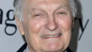 Photo of ‘M*A*S*H’ Star Alan Alda Explained Why He Pushed to End Show: ‘It Came a Lot From Me’